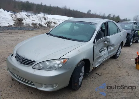 2005 Toyota Camry Le z USA, uszkodzony, nr VIN 4T1BE32K35U102012